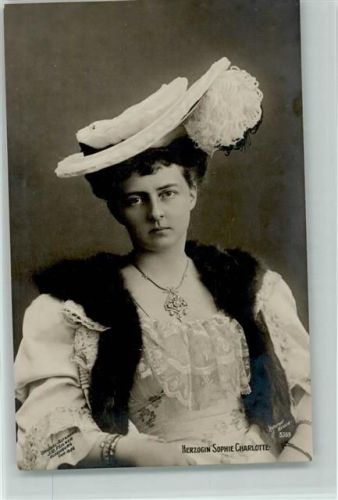 Herzogin Sophie Charlotte von Oldenburg - Hutmode, Pelzstola
