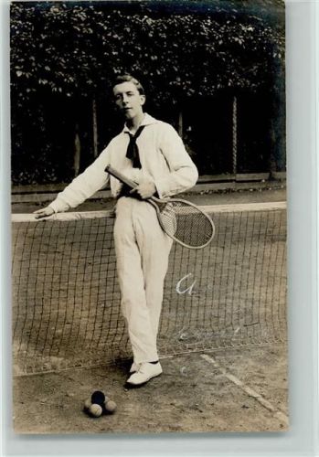 Junger Mann am Tennisnetz mit seinen Bällen und Tennisschläger Foto ca 1920 AK