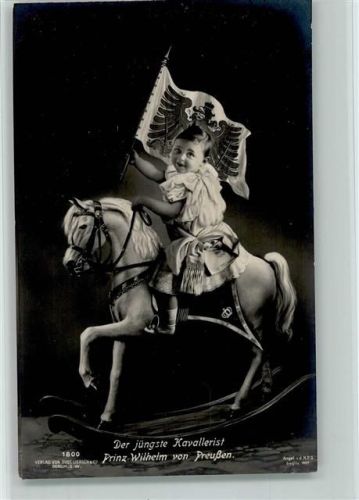 Prinz Wilhelm auf einem Schaukelpferd als Kavallerist