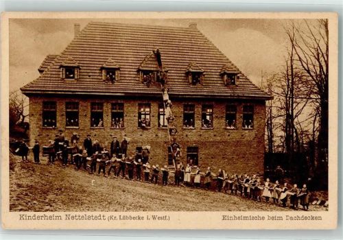 Lübbecke Kinderheim Nettelstedt Einheimische beim Dachdecken