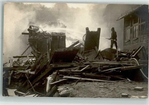 Sonneberg Brand Feuerwehr Trümmer Ort lt. Fotograf