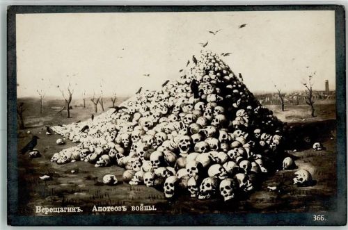 Ein großer Haufen menschlicher Schädel als Folge von Krieg Tod