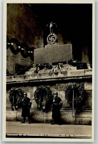 München Mahnmal für die Gefallenen von 1923 an der Feldherrnhalle Wachtposten Hakenkreuzbinde