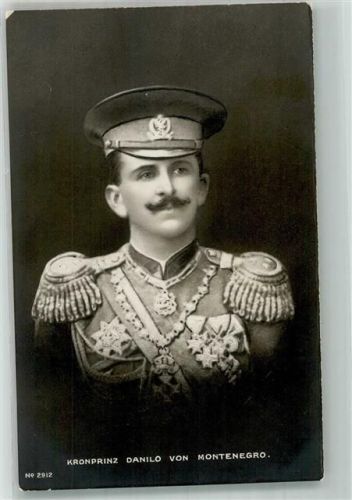 Kronprinz Danilo von Montenegro in Uniform mit Orden