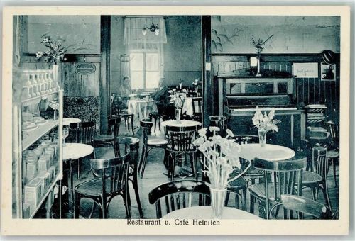 Birkenwerder Gasthaus Cafe Heinrich Klavier Blumen Vase Gastraum