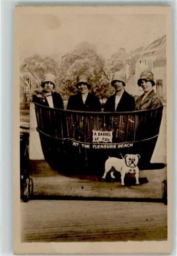 Fass A Barrel of Fun Hund Frauen Hutmode Charles Howell Fotograf