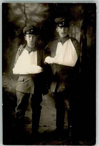 Konstanz Zwei verwundete deutsche Soldaten mit eingegipsten Armen Fotostudioaufnahme Ort lt. Fotograf Fischer