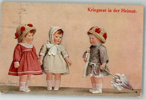 Drei weibliche Puppen halten Kriegsrat Primus No. 958 Leim löst sich Käthe Kruse 1925 Gebrauchsspuren