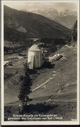 um 1920/30 Reit i. Winkl, Krieger-Kapelle mit Kaisergebirge gewidmet den Gefallenen.,E. Zeitz AKU1