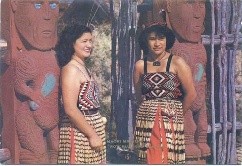 um 1970 Rotorua: Maori Maidens,B. Scott AKU1