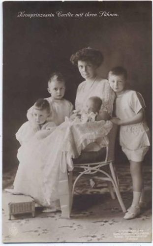 um 1910 Kronprinzessin Cecilie mit ihren Söhnen AKU2