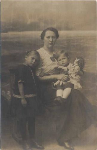 um 1920 Frau mit Kindern, Puppe