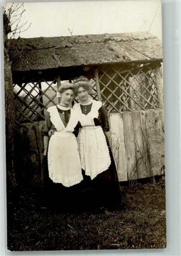 Zwei junge Frauen mit weißen Schürzen