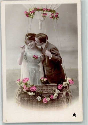 Junges Liebespaar in der Rosen geschmückten Ballongondel Poesie / Liebe