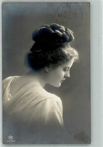 1909 Portrait einer jungen Frau mit hochgesteckten Haaren