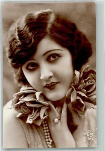 Portrait einer jungen Frau mit gewellten Haaren und Rosen Pisa 249