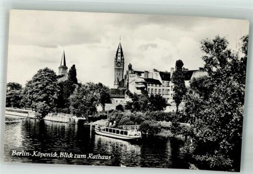 Köpenick Binnenschiff auf der Dahme vor dem Rathaus