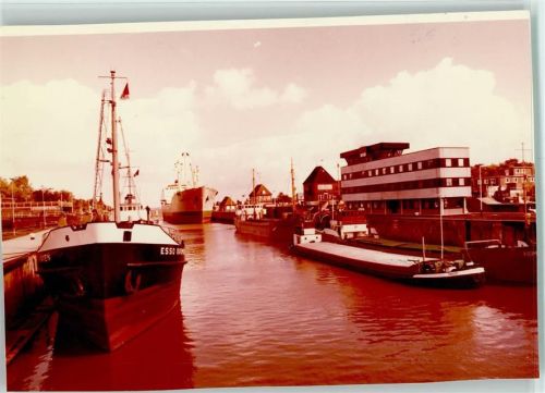 Brunsbüttel Frachtschiff Traute und Esso Bremen