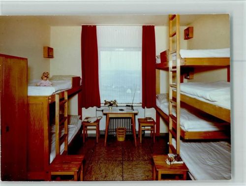 Unnau Puppe im Doppelstockbett Schullandheim