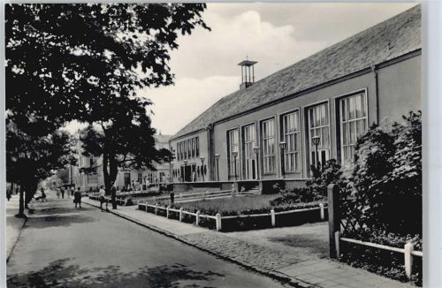 Ahlbeck Straße Baum Laterne Fußgänger Haus