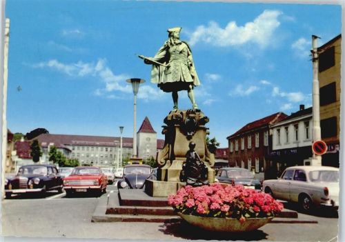 Moers Markt Blumen Denkmal Auto
