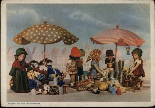 Puppen auf dem Wochenmarkt