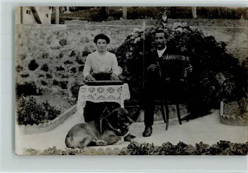 Frau mit Zither Mann mit Ziehharmonika Hund "Kapelle Fürchterlich"