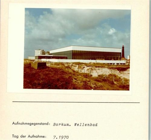 Borkum Wellenbad Außenansicht Leuchtturm Foto montiert auf Karton