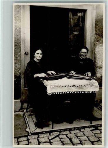 1928 Zwei Frauen vor der Haustür spielen auf der Zither AK