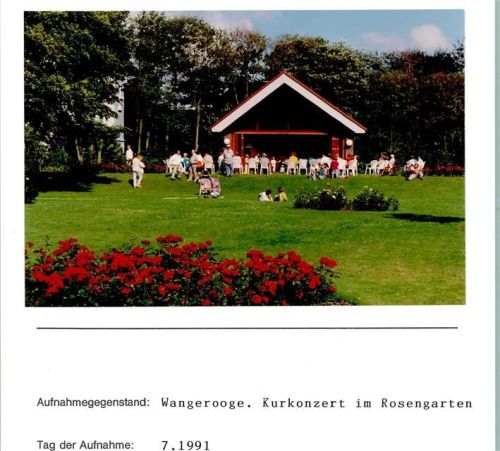 Wangerooge Kurkonzert im Rosengarten Foto montiert auf Karton