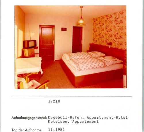 Dagebüll Appartement-Hotel Ketelsen Innenaufnahme Doppelzimmer Fernseher Foto montiert auf Karton