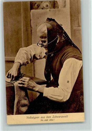 1911 Volkstypen aus dem Schwarzwald, Alte Frau stopft Strümpfe - AK