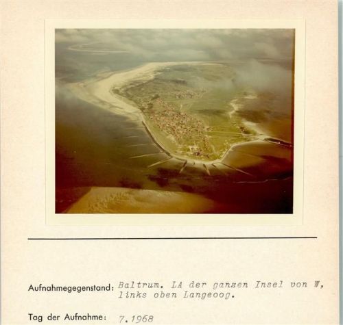Baltrum Luftaufnahme Gesamtansicht von Westen Links oben Langeoog Foto montiert auf Karton