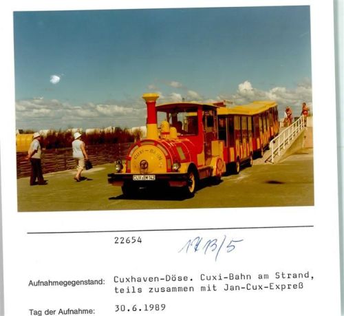 Döse Jan-Cux-Express / Cuxi-Bahn am Strand Foto montiert auf Karton