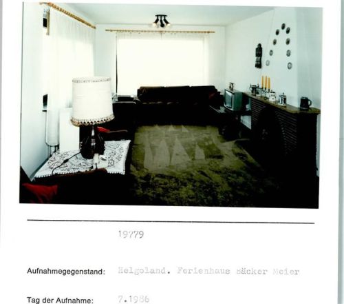 Helgoland Ferienhaus Bäcker Meier Innenaufnahme Wohnzimmer Fernseher Telefon mit Wählscheibe Foto montiert auf Karton