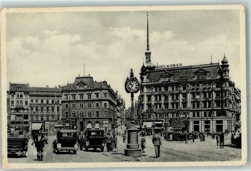 Brnenec Freiheitsplatz Centro Kino Autos Zentaluhr