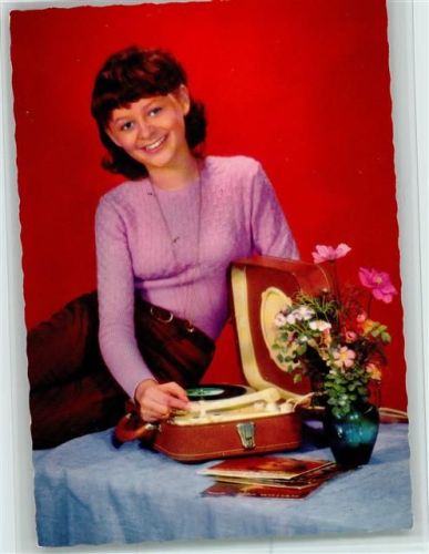 Frau mit einem Plattenspieler im Koffer AK