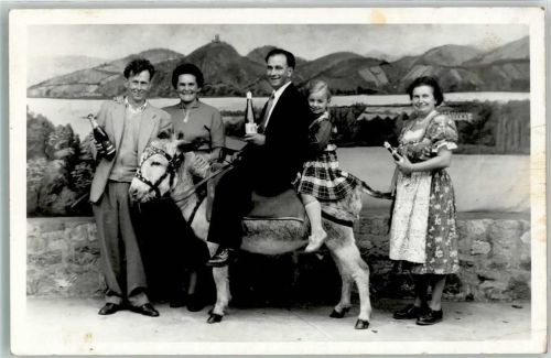 Atelierfoto Familienfoto mit einem Esel , Weinflaschen