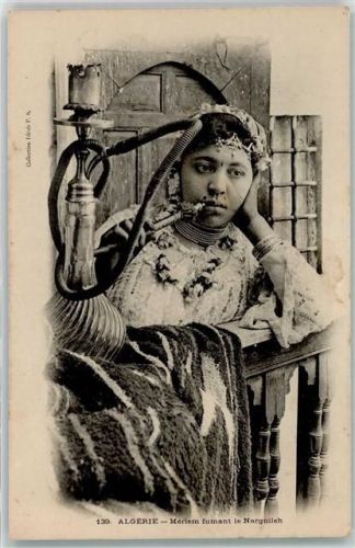 Alger Volkstypen Femme Meriem fumant le Narguileh