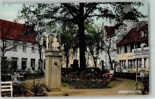 Bad Laer Marktplatz Anlage mit Brunnen als Wegweiser