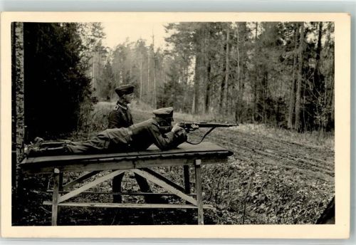 Ein Major mit Karabiner K98 bei Schießübungen