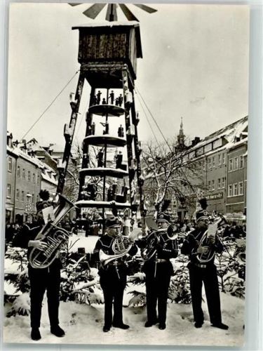 Schneeberg Bergmann-Bläserchor vor der Pyramide am Rathaus im Schnee