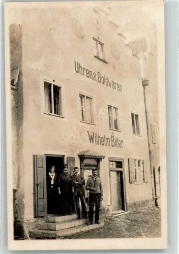 Uhren Goldwaren Wilhelm Biller - Besitzer steht vor dem Laden