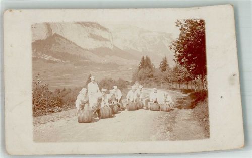 1910 - 1920 Lehrlinge rollen ein Bierfaß