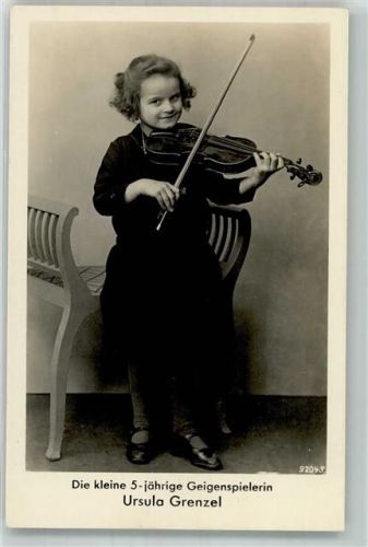 Kleine 5-jährige Ursula Grenzel Geigerin