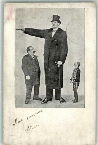 1903 Ein riesenhafter Mann im Größenvergleich
