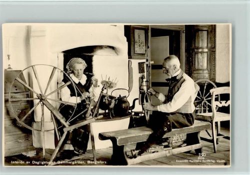 Foto AK Schweden - Ehepaar beim Spinnen