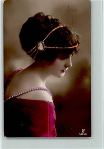 Frauenportrait - Haarschmuck mit Perlen, Haarmode, Kleid schulterfrei, Serie 3804-1 coloriert Foto AK Erotik GL & Co 1912