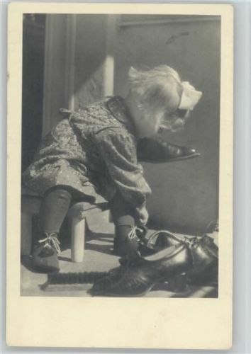 Kind putzt Schuhe - Foto 1953 AK