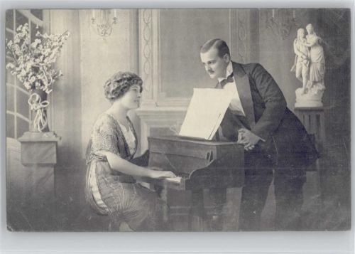 1918 Frau spielt für ihren Liebsten Klavier